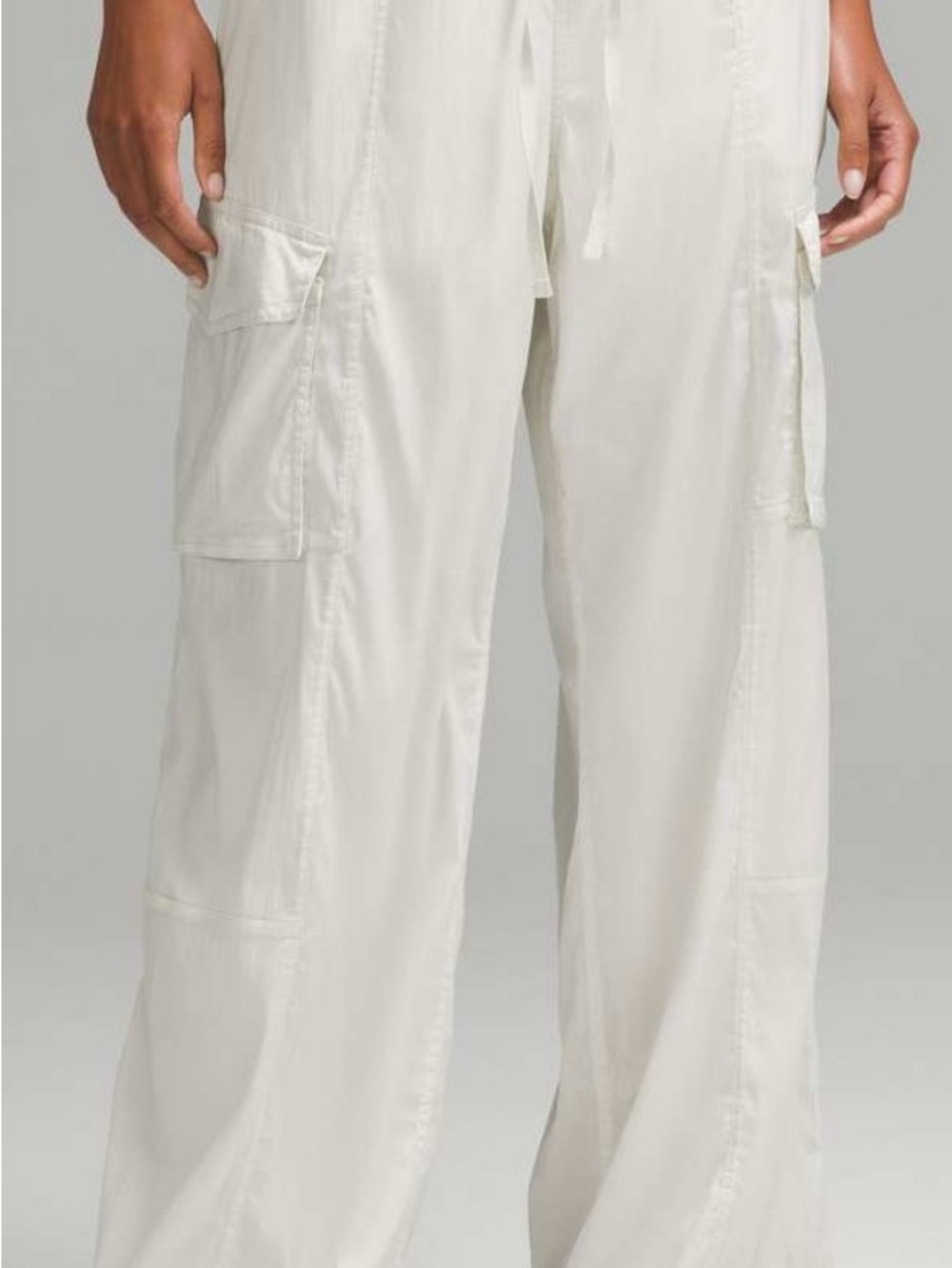 lululemon woman’s oversized Cargo Pants in bone color. Sz large. Fits like xl.